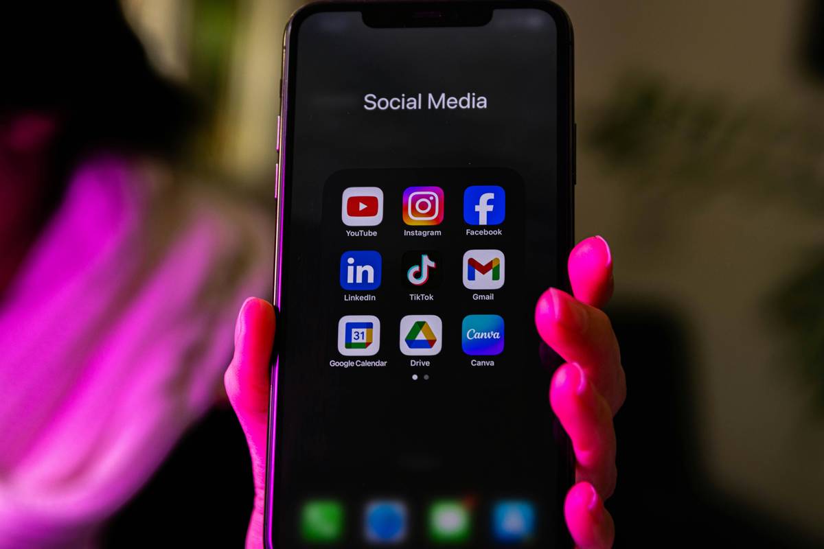 Social Media Cross-Promotion strategy infographic showing interconnected platform icons with arrows flowing between them